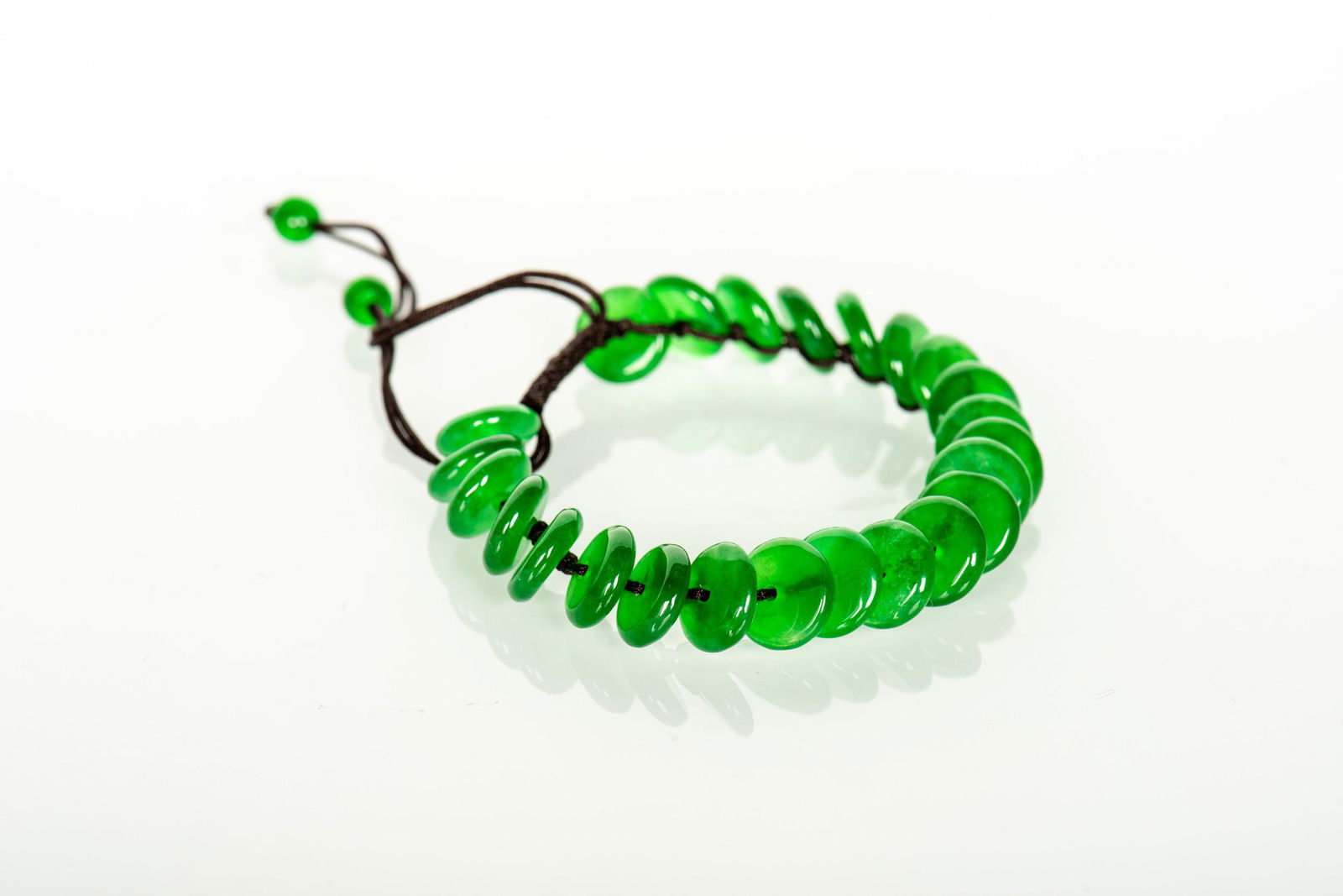 A SUPERB JADEITE BRACELET (1 of 2)