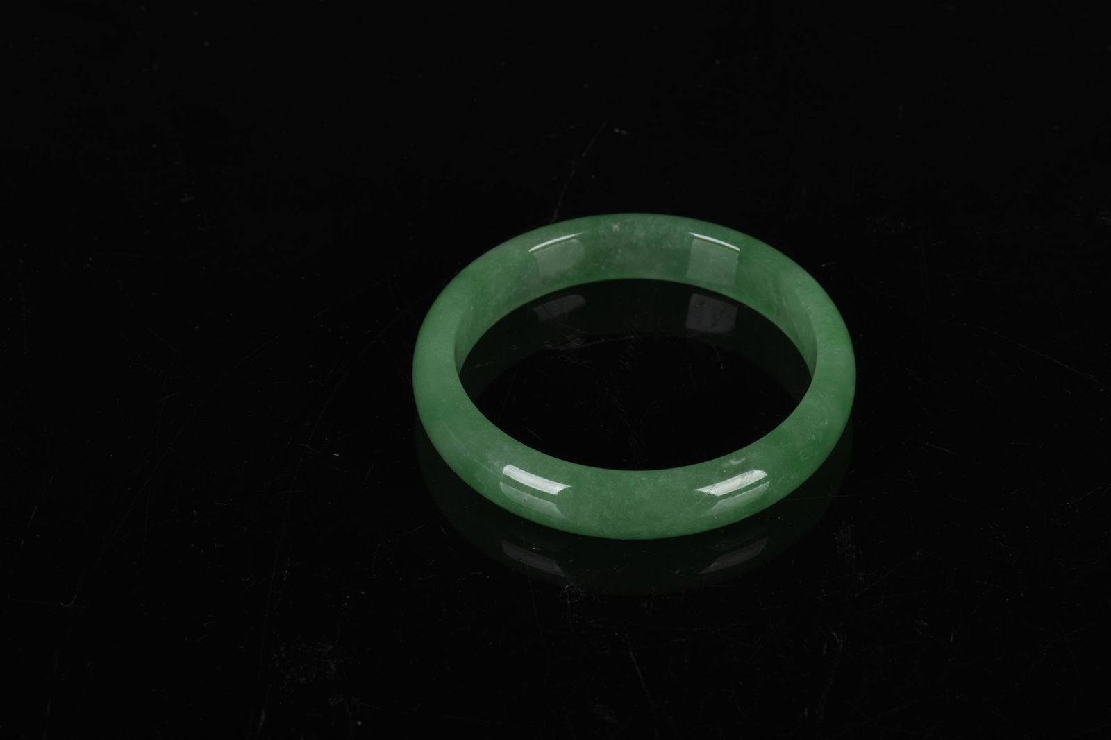 JADEITE ROUND BANGLE (1 of 2)