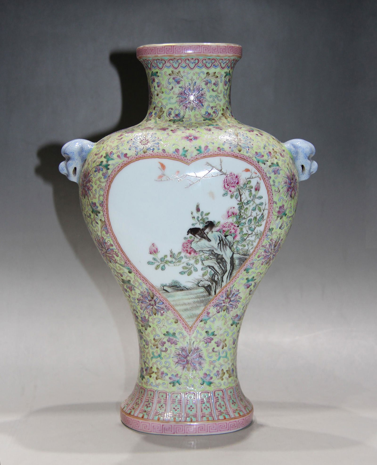 A CHINESE FAMILLE ROSE FLOWER&BIRD PATTERN PORCELAIN: 粉彩開光花鳥紋樽瓶 A Chinese Famille Rose Flower&Bird Pattern Porcelain Vase Height: 9 7/8 in (25.0 cm) Width: 6 3/4 in (17.0 cm)