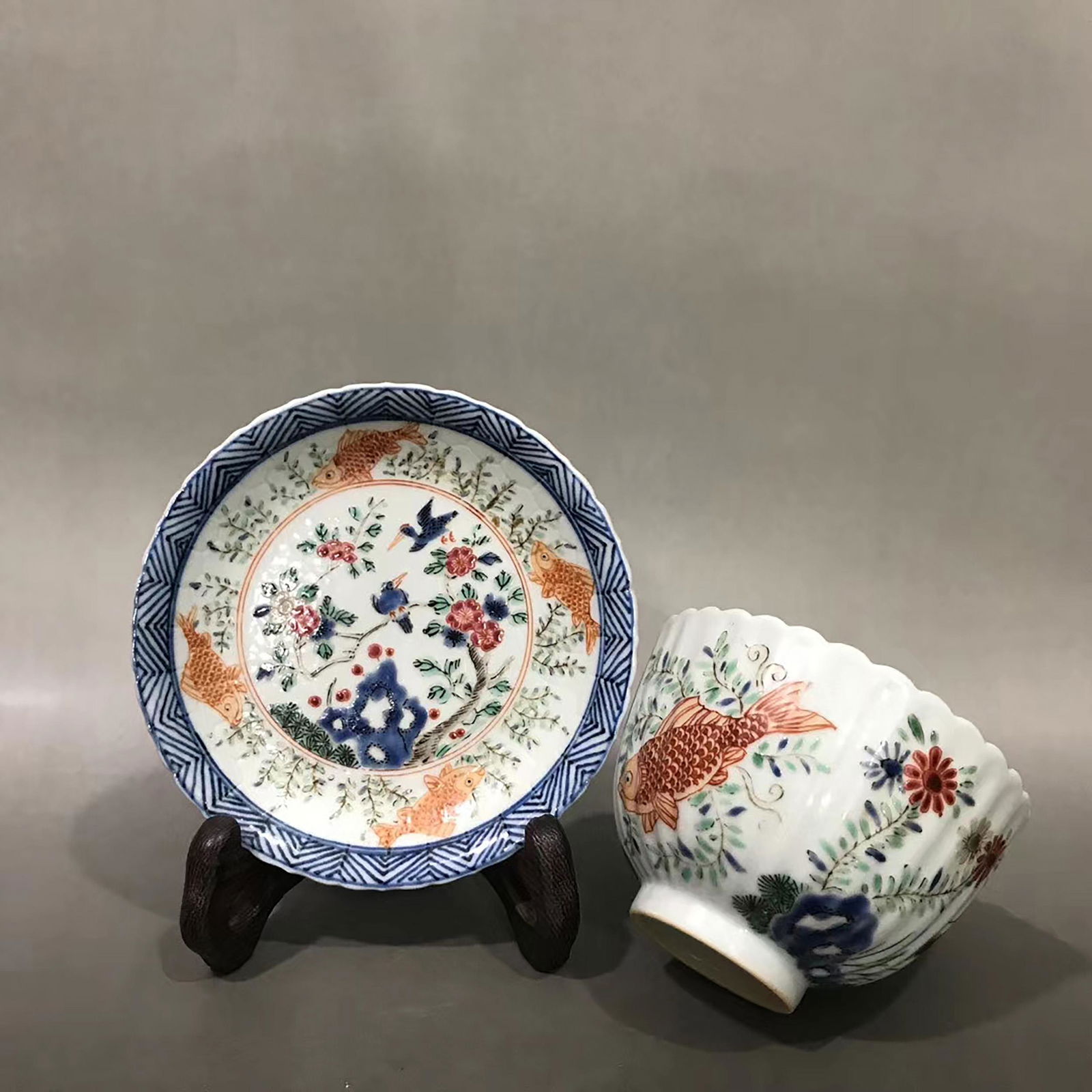 A SET OF CHINESE BLUE AND WHITE MULTI COLORED PORCELAIN: 青花五彩杯碟一套 A Set of Chinese Blue and White Multi Colored Porcelain Cup and saucer Height: 3 3/4 in (9.5 cm) Width: 4 3/8 in (11.0 cm)