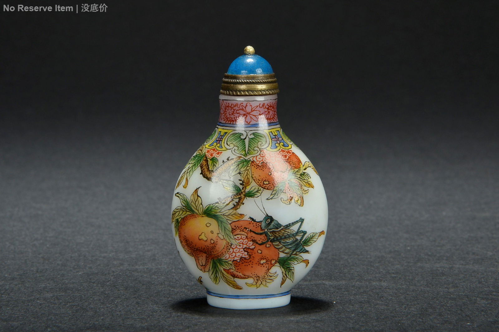 FAMILLE ROSE FRUITS GLASS SNUFF BOTTLE (1 of 3)