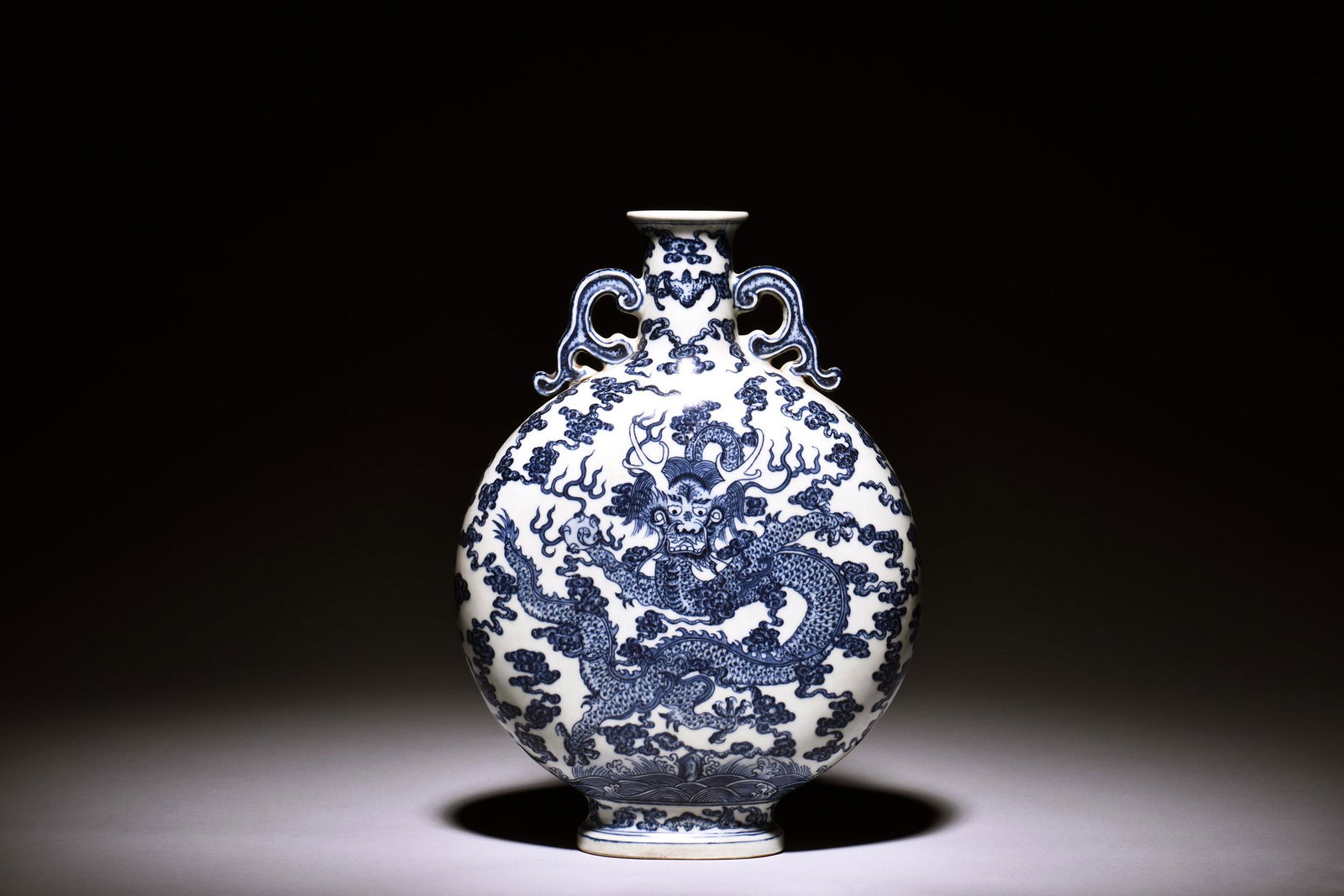 BLUE AND WHITE 'DRAGON' MOON FLASK (1 of 7)
