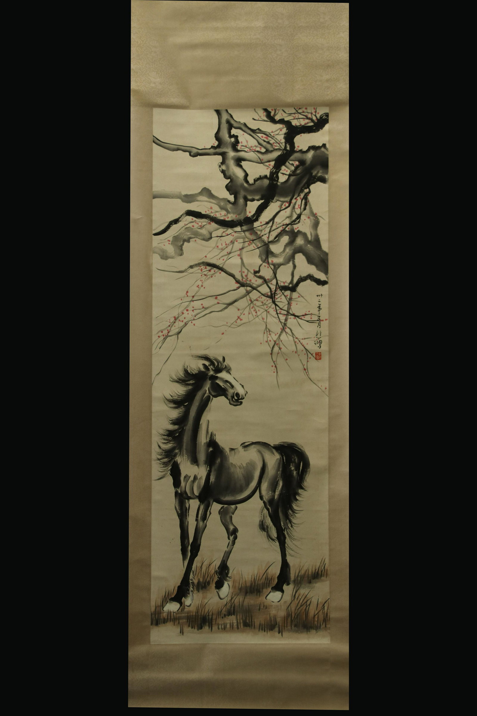 XU BEIHONG: INK AND COLOR ON PAPER PAINTING 'HORSE': 徐悲鸿《松下神骏》立轴 Xu Beihong: ink and color on paper painting 'Horse' Length: 53 5/8 in (136.0 cm) Width: 19 3/4 in (50.0 cm)