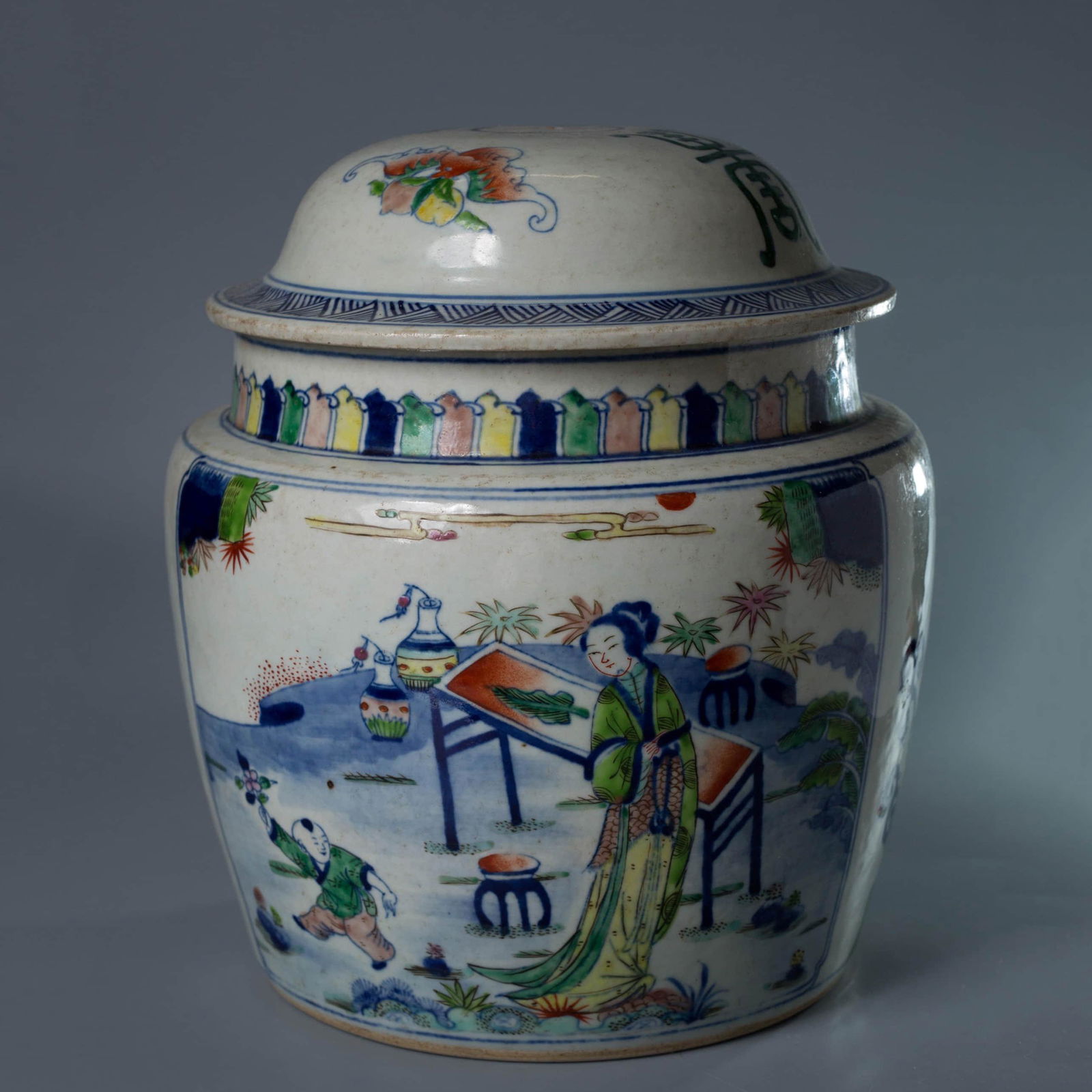 A CHINESE FAMILLE VERTE FIGURE PAINTED PORCELAIN JAR (1 of 8)