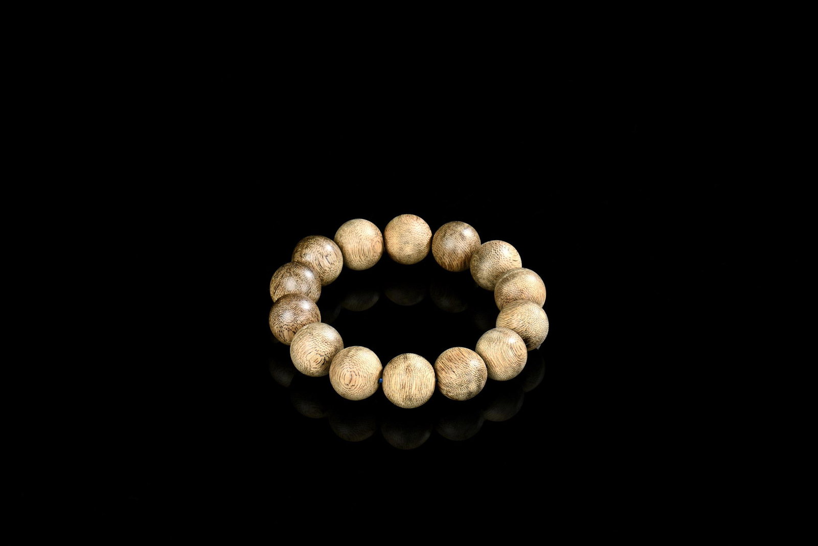 KALIMANTAN AGARWOOD BEAD BRACELET: 加里曼丹沉香手串 The agarwood bracelet consists of fourteen Kalimantan agarwood beads, each similarly sized around 13 mm, weighs approximately 23 grams,
