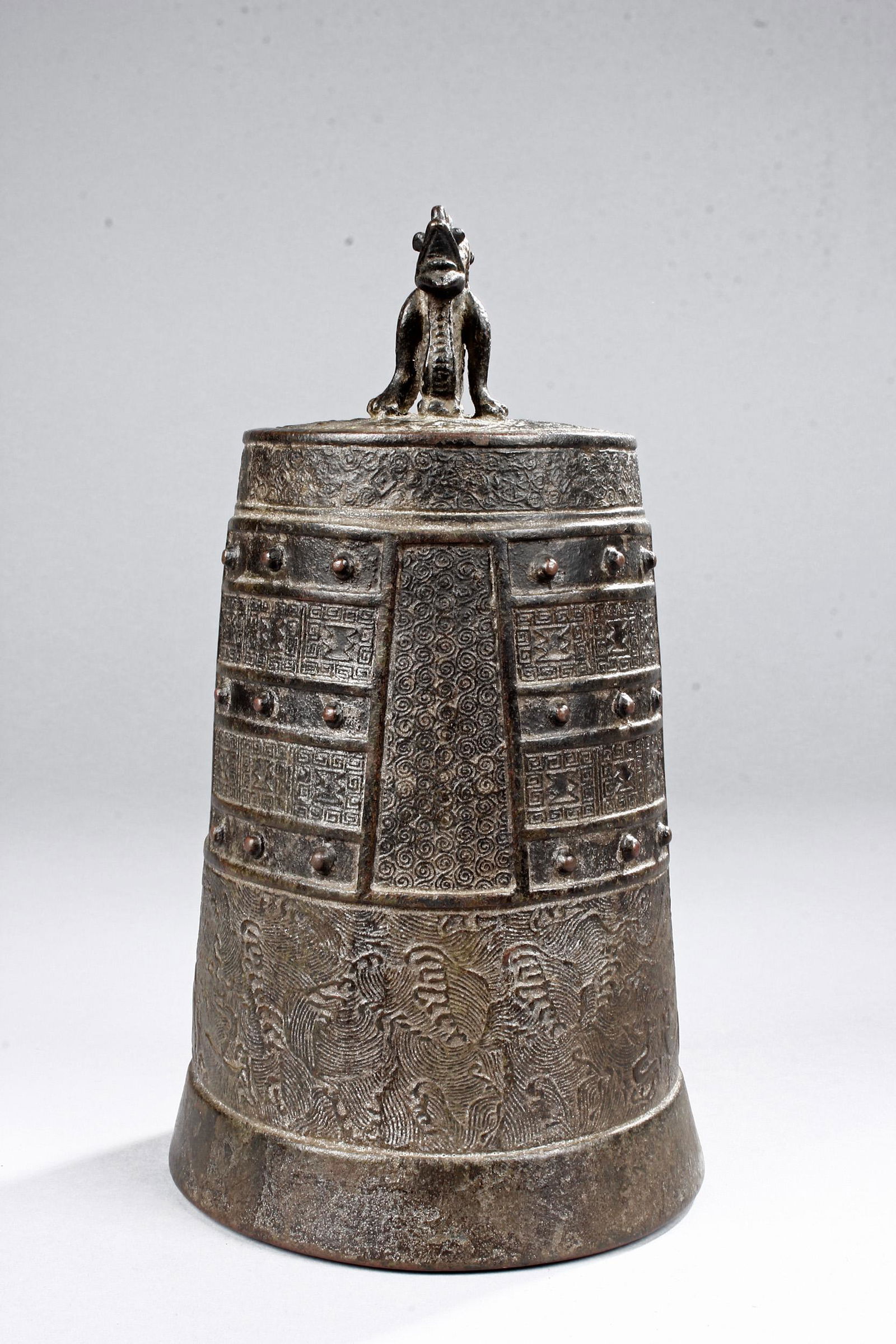 ARCHAIC BRONZE BELL AND WOODEN HANGING STAND (1 of 14)