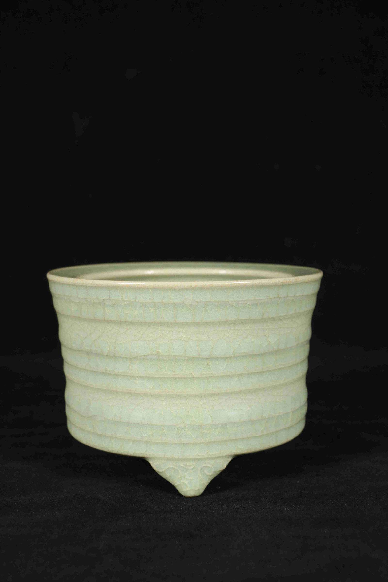 A CHINESE LONGQUAN KILN TRIPOD CENSER WITH STRING (1 of 8)