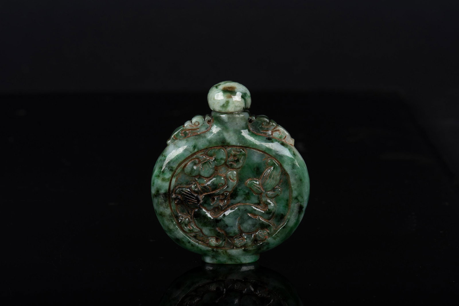 JADEITE CARVED 'FISH IN POND' SNUFF BOTTLE: 荷花魚塘墨翠玉鼻烟壶 Jadeite carved 'Fish in Pond' snuff bottle Length: 3 in (7.6 cm) Width: 2 in (5.1 cm)