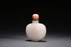 A WHITE JADE SNUFF BOTTLE