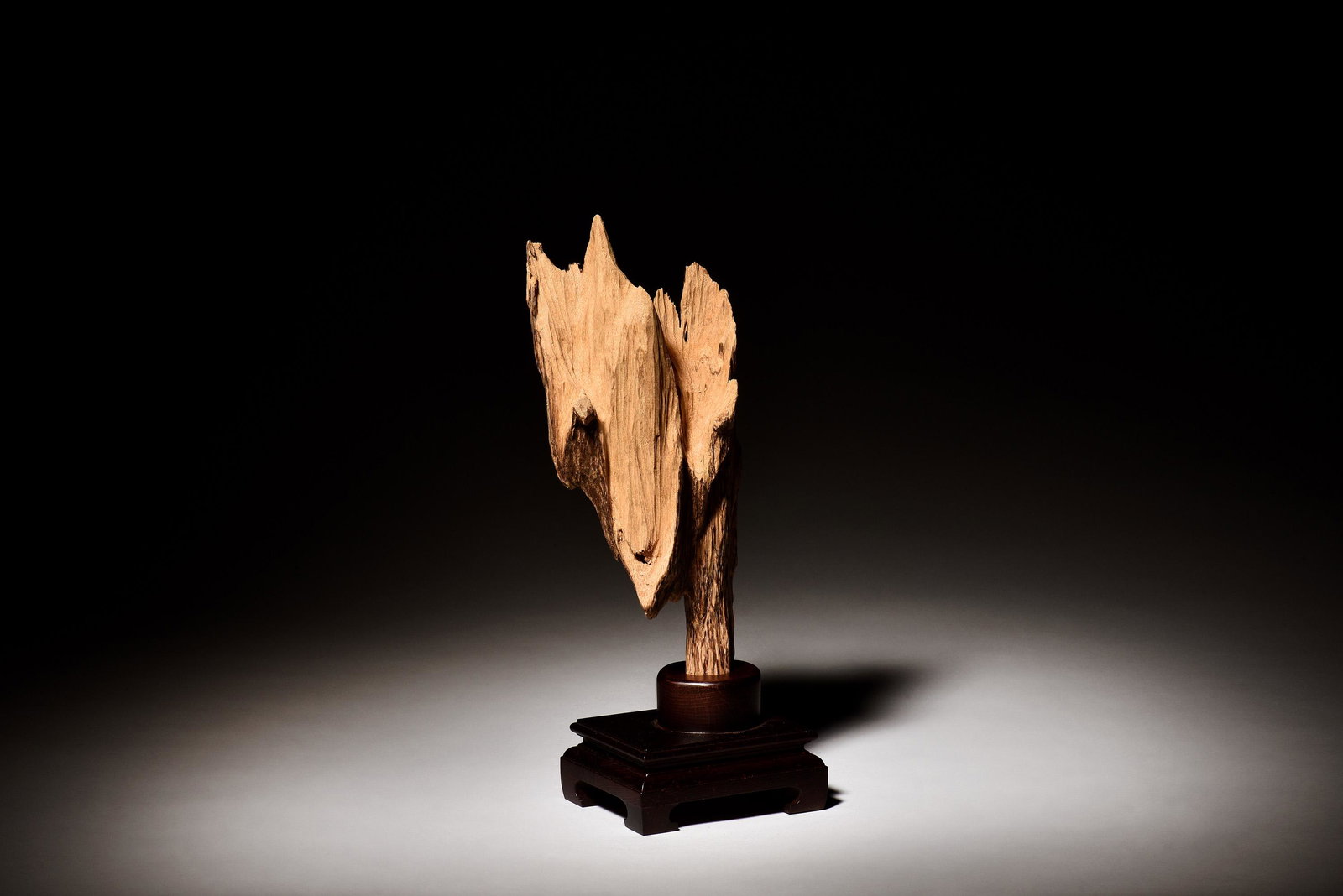 INDONESIA KALIMANTAN AGARWOOD WITH WOODEN STAND: 印尼加里曼丹沉香擺件 Indonesia Kalimantan agarwood with wooden stand Height: 13 in (33.0 cm) Width: 5 in (12.7 cm) Weight: 243.0g