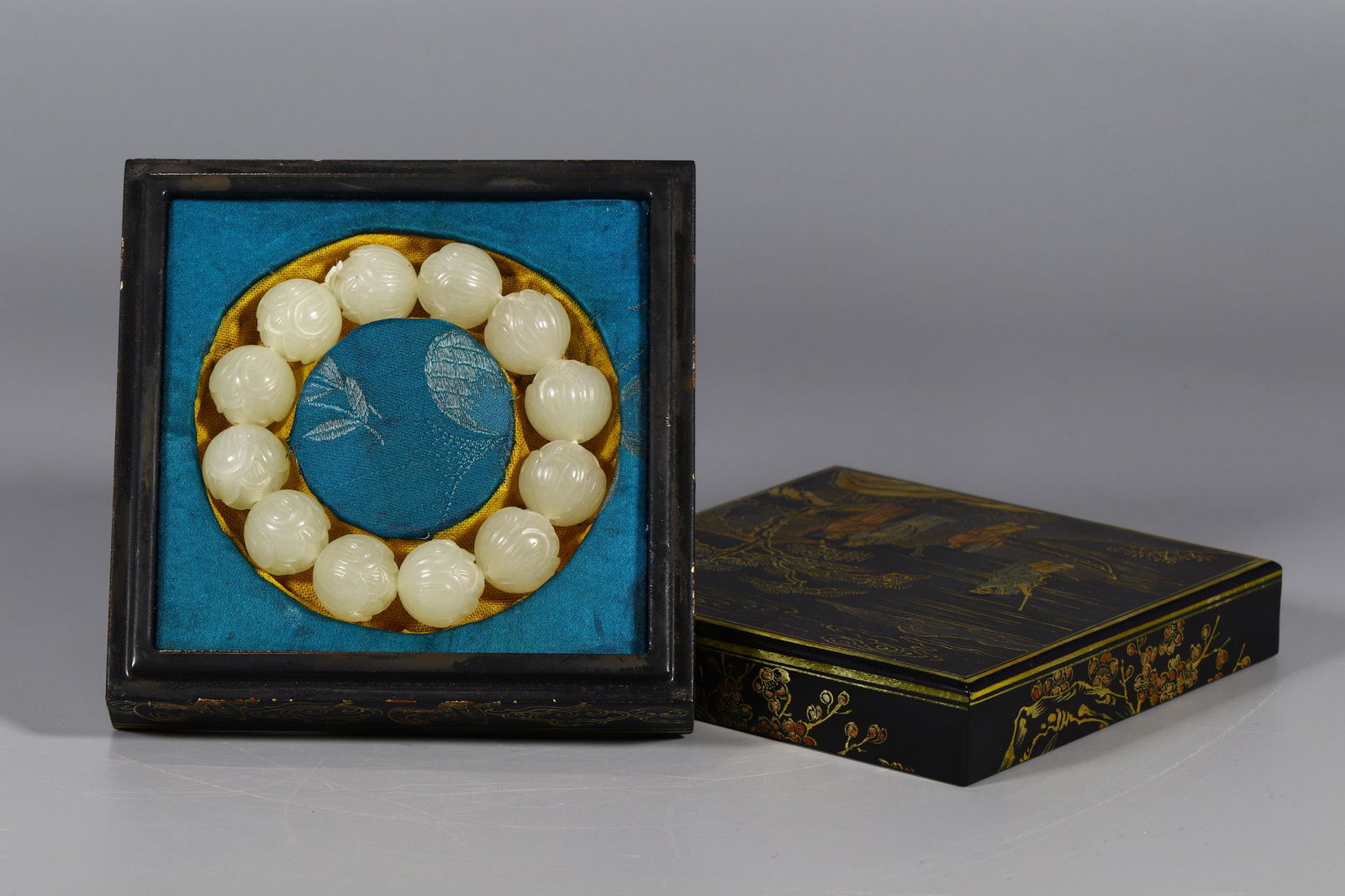 HETIAN WHITE JADE CARVED 'LOTUS FLOWER' BEAD BRACELET (1 of 7)