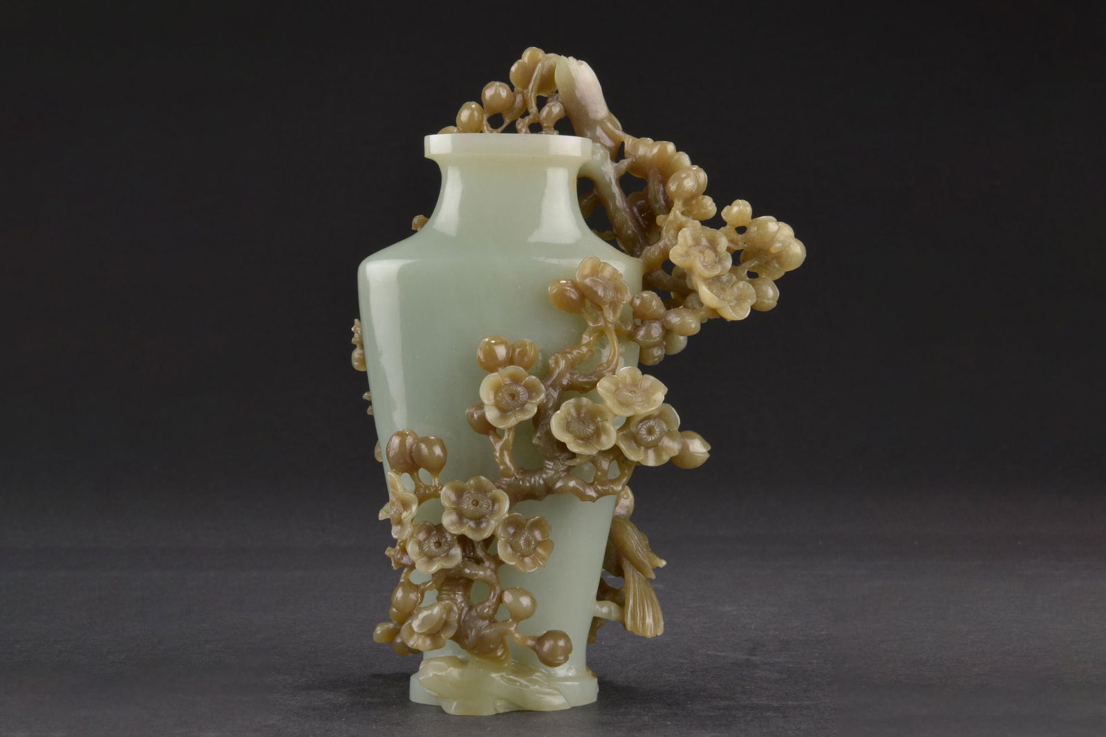 AN INTRICATELY CARVED JADE BOTTLE (1 of 9)
