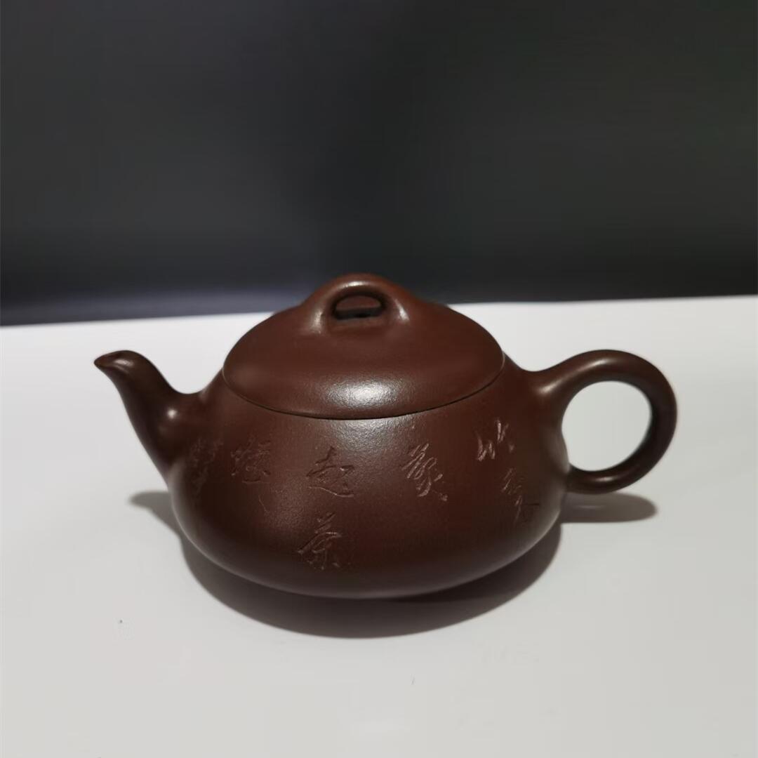 ZISHA TEAPOT BY XU HANTANG: 徐汉棠 大师 ​经典石瓢 原矿老紫泥 Zisha teapot by Xu Hantang Length: 5 7/8 in (15.0 cm) Width: 3 5/8 in (9.0 cm