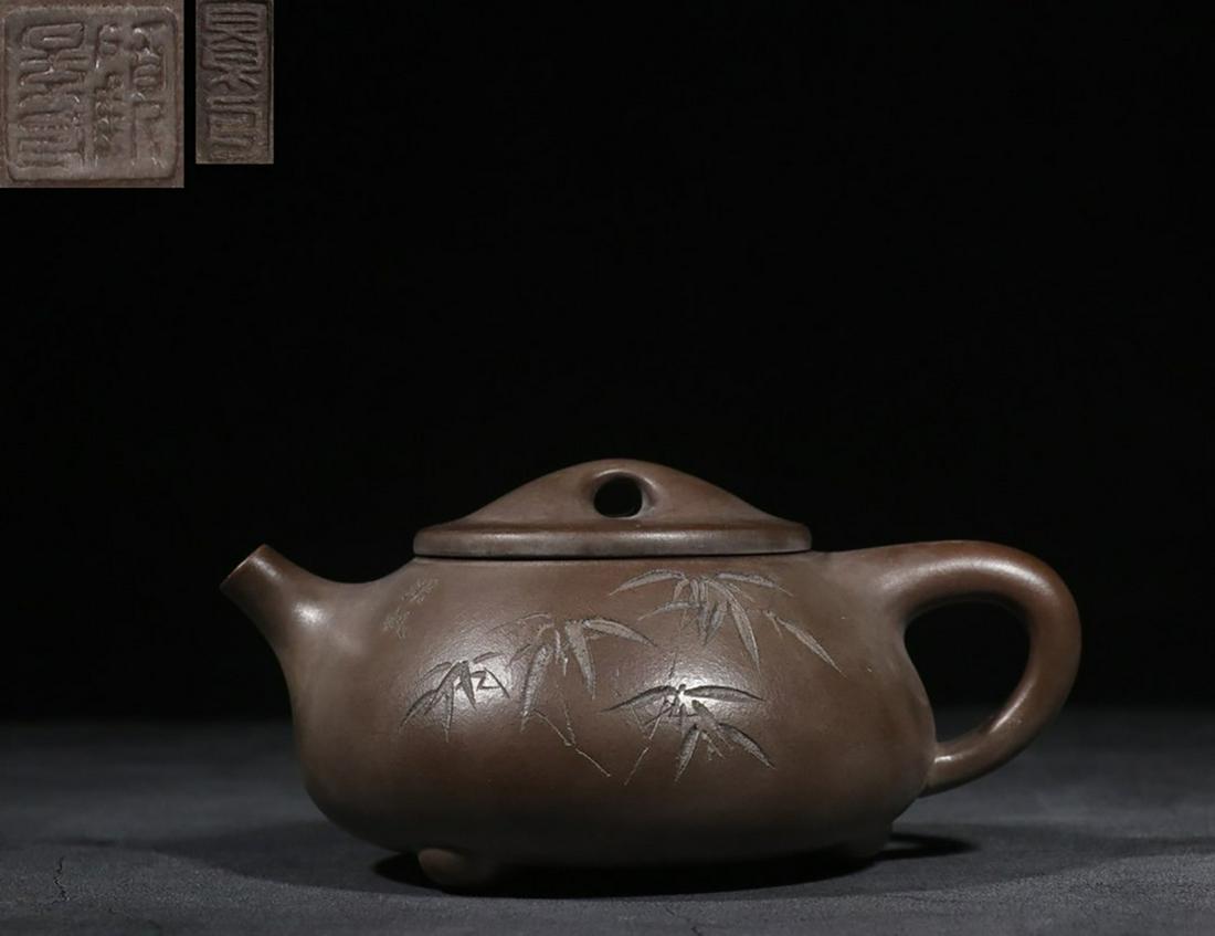 YIXING ZISHA BROWN CLAY 'BAMBOO' EXPANDED TRIPOD TEAPOT: “顾景舟”款手工刻竹叶纹石瓢紫砂壶 Yixing Zisha brown clay 'Bamboo' expanded tripod teapot Height: 2