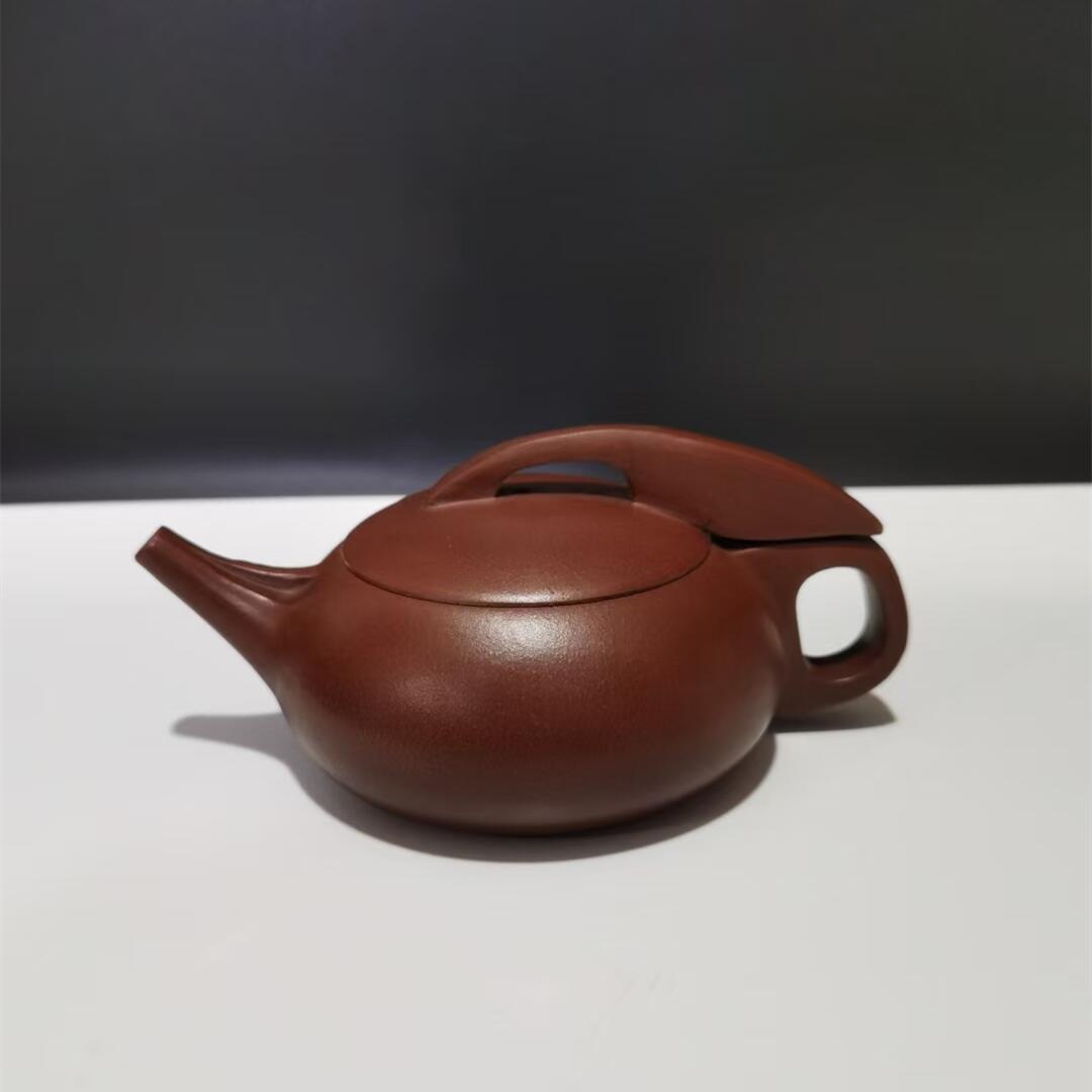 ZISHA TEAPOT BY GU JINGZHOU: 顾景舟 Zisha teapot by Gu Jingzhou Length: 6 3/8 in (16.0 cm) Width: 3 5/8 in (9.0 cm)