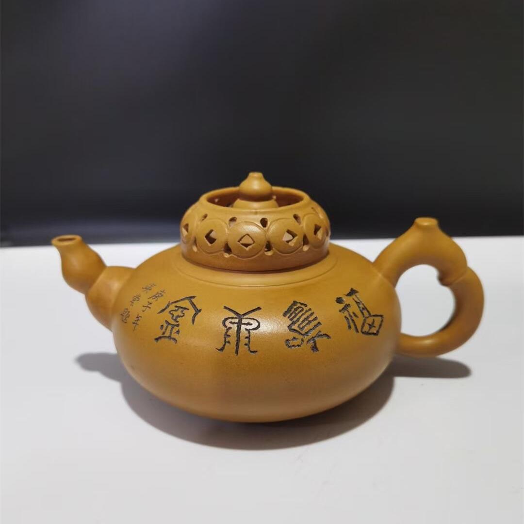 ZISHA TEAPOT BY XU HANTANG: 早期老厂出品 徐汉棠大师 ​黄金段泥 宝葫芦 Zisha teapot by Xu Hantang Length: 6 3/4 in (