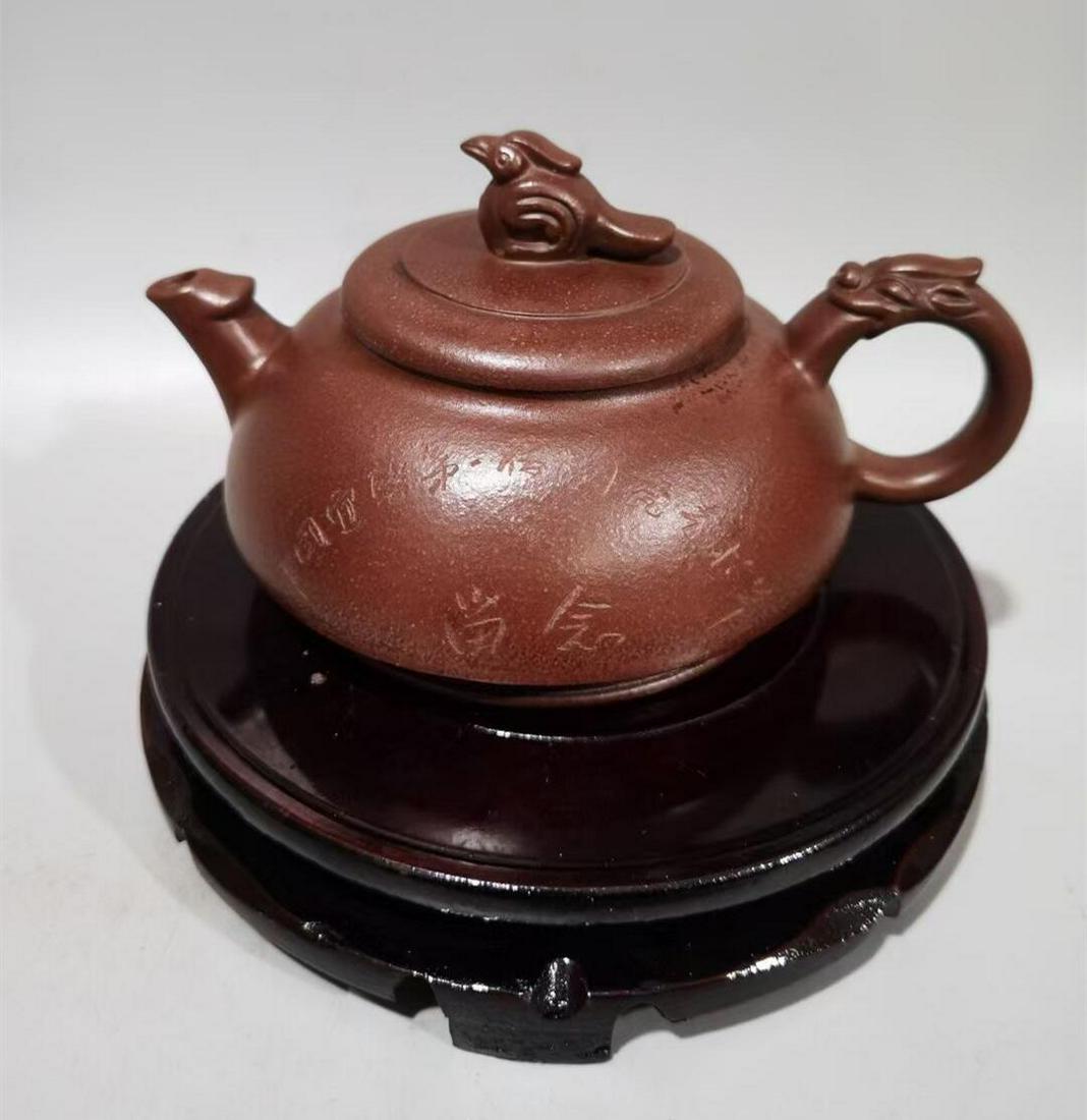ZISHA TEAPOT BY ZHOU GUIZHEN, VOLUME ABOUT 430ML: 早期老厂 周桂珍大师 紫砂壶 Zisha teapot by Zhou Guizhen, volume about 430ml Length: 6 3/8 in (16.0 cm) Width: 4 3/8 in (11.0 cm)