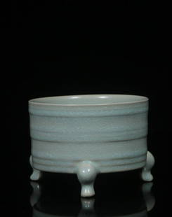 RU WARE CELADON GLAZED TRIPOD CENSER: 汝窑三足玄纹尊 Ru ware celadon glazed tripod censer Height: 2 7/8 in (7.5 cm) Diameter: 3 7/8 in (10.0 cm)