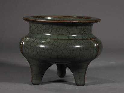 GUAN WARE CELADON GLAZED TRIPOD CENSER: 官窑三足香炉 Guan ware celadon glazed tripod censer Length: 3 7/8 in (10.0 cm) Width: 4 7/8 in (12.5 cm)