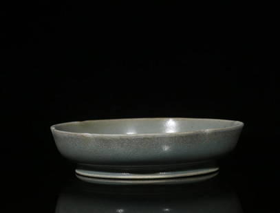 RU WARE CRACKLE PATTERNED FLORIFORM DISH: 开片纹汝窑盘 Ru ware crackle patterned floriform dish Height: 1 5/8 in (4.0 cm) Diameter: 6 5/8 in (16.6 cm)