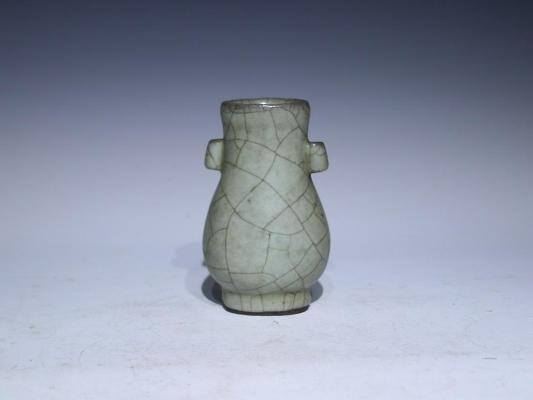 GUAN WARE CELADON GLAZED AND CRACKLE PATTERNED VASE WITH LUG HANDLES (1 of 9)