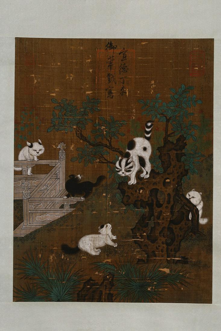 XUAN DE: INK AND COLOR ON SILK PAINTING 'CATS': 宣德御笔猫戏图绢本立轴 Xuan De: ink and color on silk painting 'Cats' Length: 17 3/8 in (44.0 cm) Width: 12 7/8 in (33.0 cm)