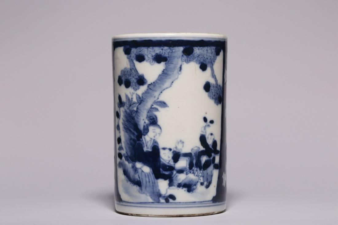 BLUE AND WHITE OPEN MEDALLION 'LADY AND CHILDREN' BRUSH POT: “康熙年制”青花冰梅开窗三娘教子图笔筒 Blue and white open medallion 'Lady and Children'