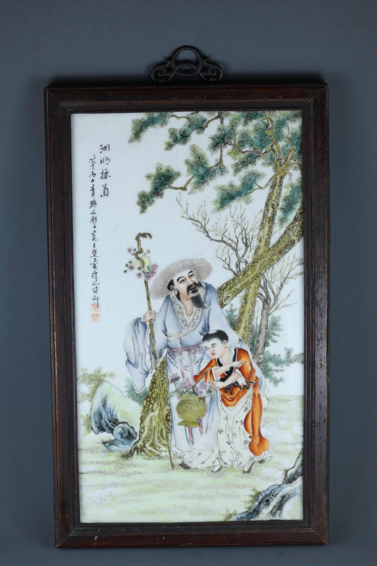 REPUBLIC OF CHINA ZHUSHAN EIGHT FRIENDS WANG DAFAN PINK YUAN MING CHRYSANTHEMUM PICKING PORCELAIN: 民国 珠山八友王大凡粉彩渊明采菊图瓷板 Republic of China Zhushan Eight Friends Wang Dafan Pin