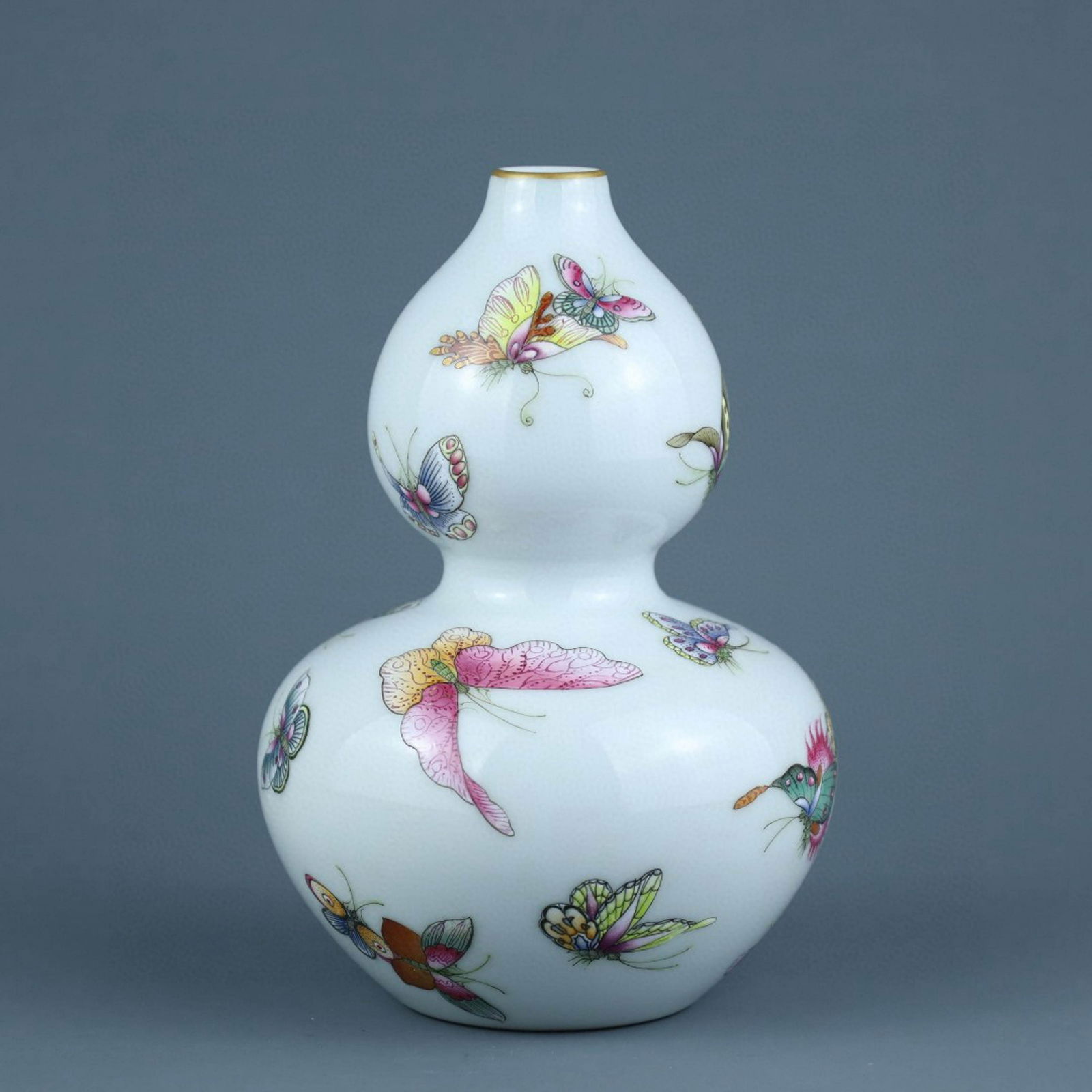 QING XIANFENG PINK BUTTERFLY PATTERN GOURD BOTTLE (1 of 8)