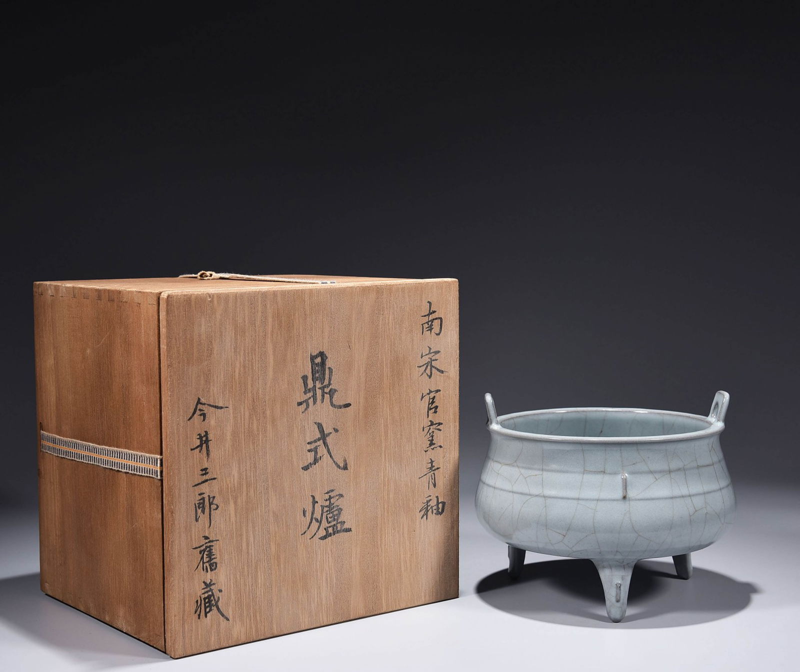 SOUTHERN SONG DYNASTY OFFICIAL KILN CELADON TRIPOD FURNACE: 南宋官窑青釉鼎式炉 Southern Song Dynasty official kiln celadon tripod furnace Height: 5 1/8 in (13.0 cm) Diameter: 6 1/2 in (16.5 cm)