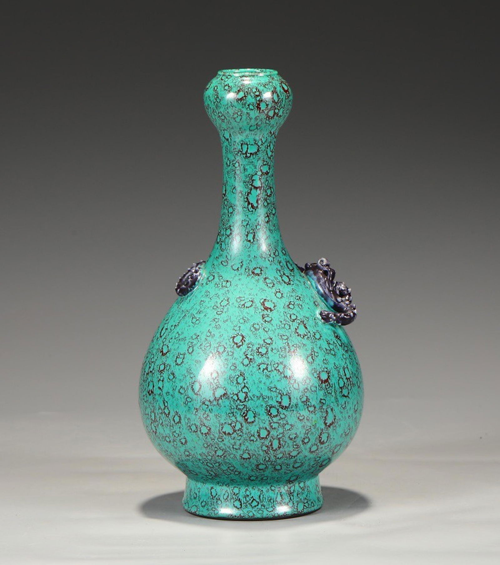 LU JUN GLAZING DRAGON VASE: 旧藏 清 雍正炉钧釉盘龙蒜头瓶 Lu Jun glazing dragon vase Height: 9 1/8 in (23.0 cm) Width: 4 3/8 in (11.0 cm)