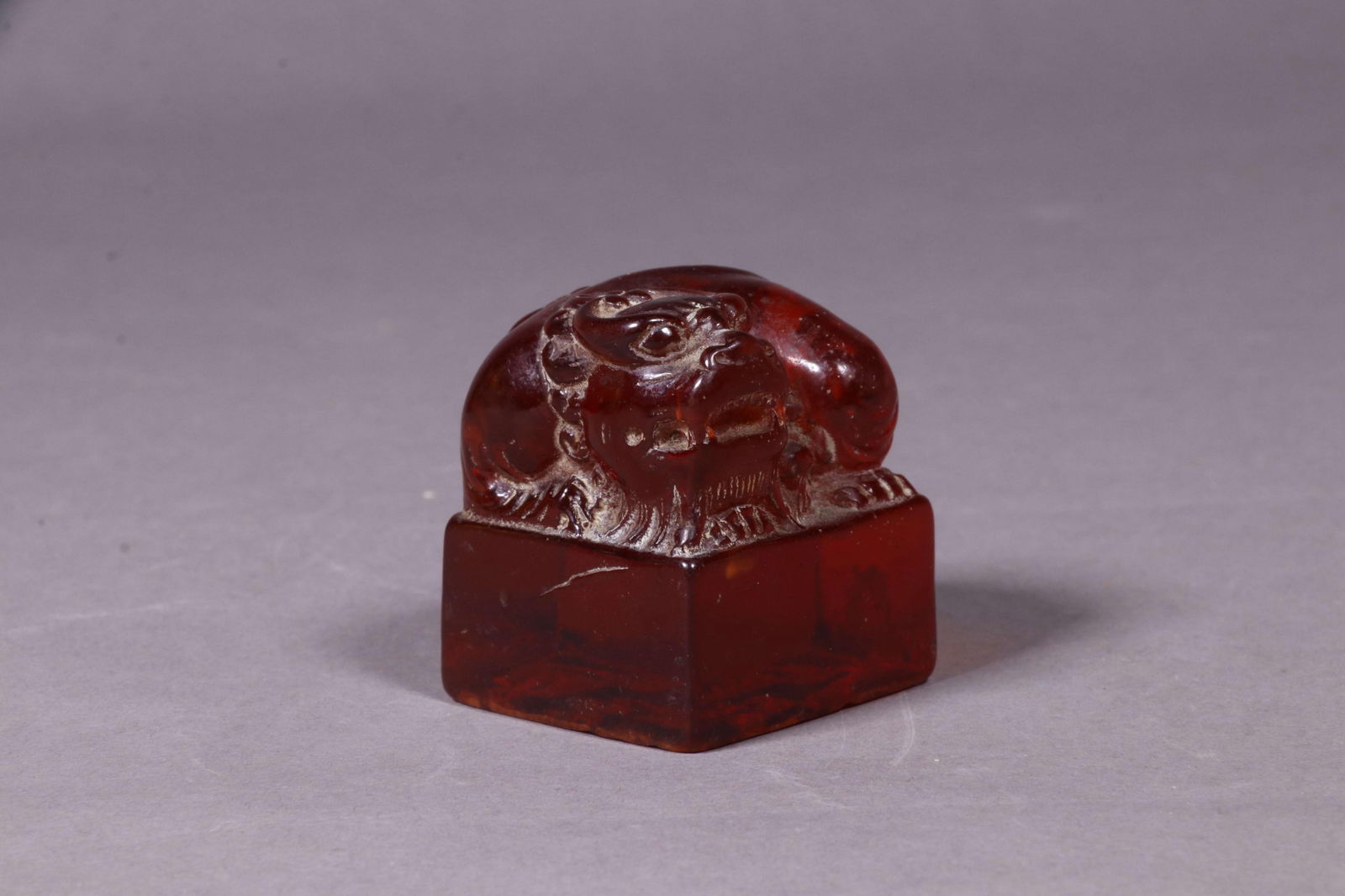 AMBER AUSPICIOUS ANIMAL BUTTON SEAL: 琥珀瑞兽钮印章 Amber auspicious animal button seal Height: 1 5/8 in (4.0 cm) Length: 1 3/8 in (3.4 cm) Width: 1 3/8 in (3.4 cm)