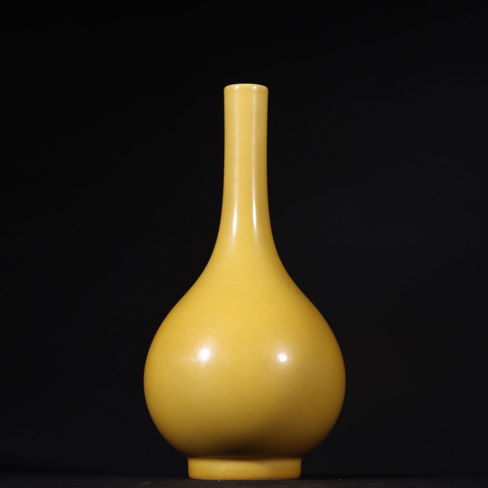 THE OLD COLLECTION OF QING DYNASTY QIANLONG YEAR CHANTERELLE YELLOW BOTTLE VASE (1 of 9)