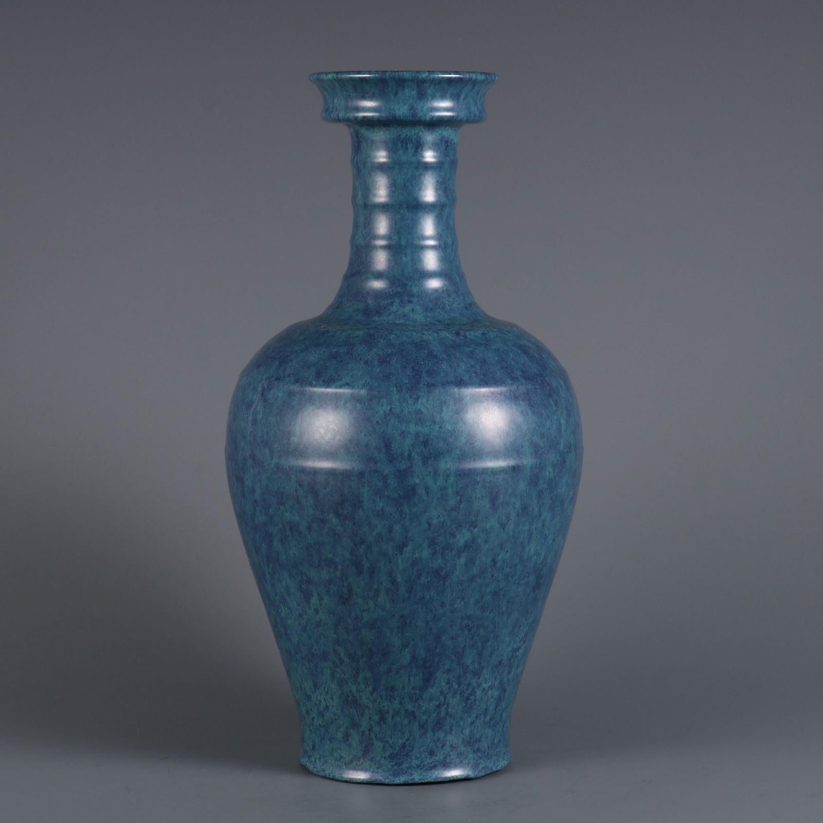 LU JUN GLAZE BOTTLE: 清雍正年制炉钧釉旋纹赏瓶 Lu Jun glaze bottle height 29.8㎝ width 14㎝ mouth diameter 8㎝