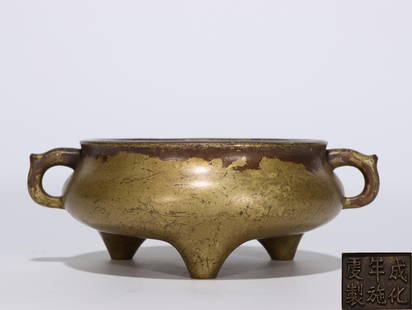QING DYNASTY CHENGHUA SHI QING-MARKED COPPER-BASED DOUBLE-EARED TRIPOD INCENSE BURNER: 清.成化年施庆制款精铸铜胎双耳三足炉 Qing Dynasty Chenghua Shi Qing-marked copper-based double-eare