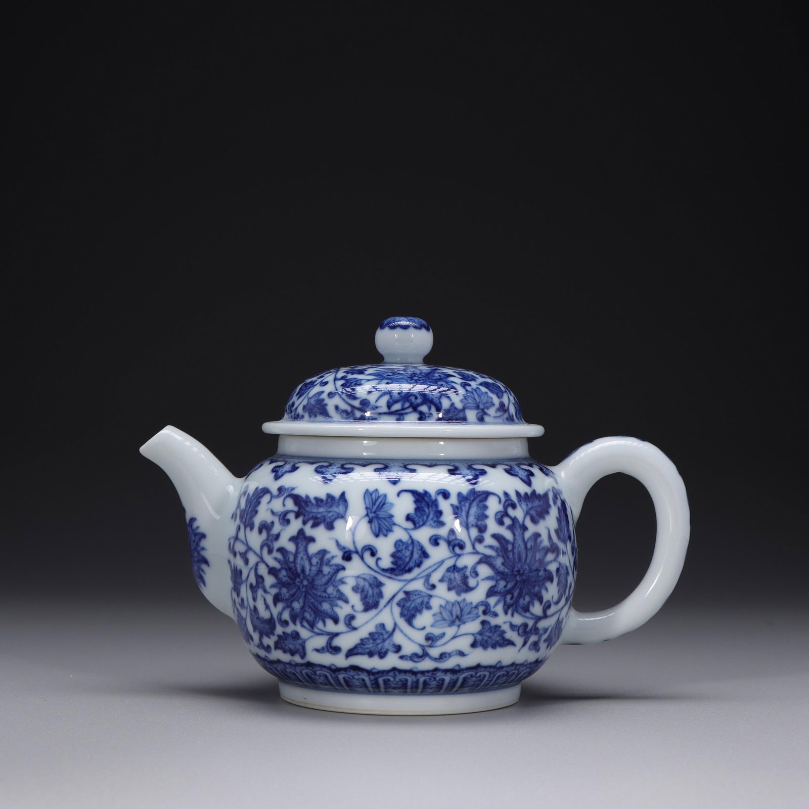 BLUE AND WHITE ENTANGLED FLOWER PATTERN PALACE LANTERN POT: 大清雍正年制款青花缠枝花卉纹宫灯壶 blue and white entangled flower pattern palace lantern pot Heig
