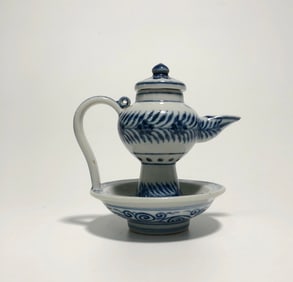 BLUE AND WHITE WINE POT