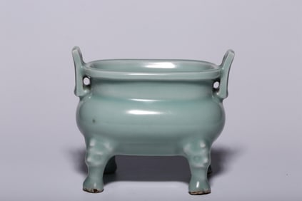 SONG DYNASTY "YUJIN GARDEN" LONGQUAN DOUBLE-EARED FURNACE