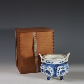 BLUE AND WHITE FISH AND ALGAE PATTERN THREE-LEGGED FURNACE