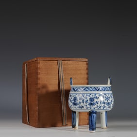 BLUE AND WHITE EIGHT TREASURES PATTERN THREE-LEGGED STOVE