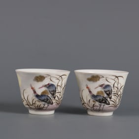 A PAIR OF FAMILLE ROSE KINGFISHER PATTERN BELL CUPS