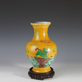 PLAIN TRI-COLOR VASE WITH LION PATTERN