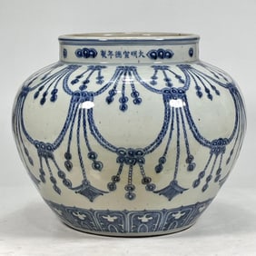 BLUE AND WHITE WREATHS PATTERN POT