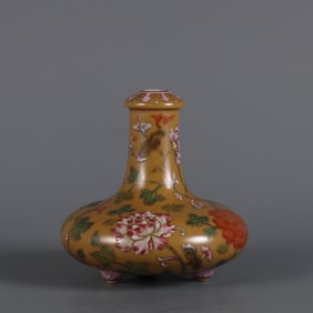 BEIGE GLAZE GROUND FAMILLE ROSE PEONY PATTERN THREE-LEGGED BOTTLE