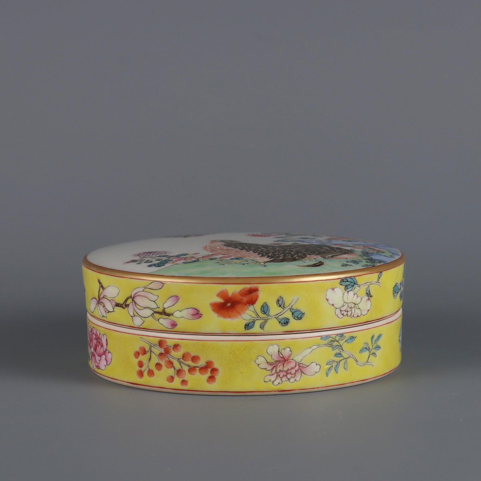 YELLOW PASTEL LIVE AND LIVE HAPPY COVER BOX: 清乾隆 黄地粉彩安居乐业盖盒 yellow pastel live and live happy cover box Height: 1 7/8 in (4.6 cm) Diameter: 4 7/8 in (12.5