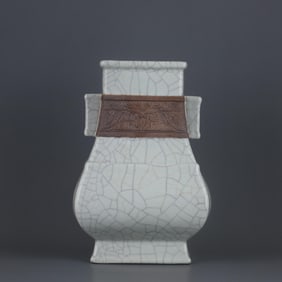 GLAZE BEAST SURFACE GRAIN THROUGH THE EAR SQUARE BOTTLE