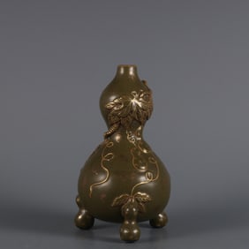 TEA GLAZE DEPICTION GOLD CARVING FULU PATTERN THREE-LEGGED GOURD BOTTLE