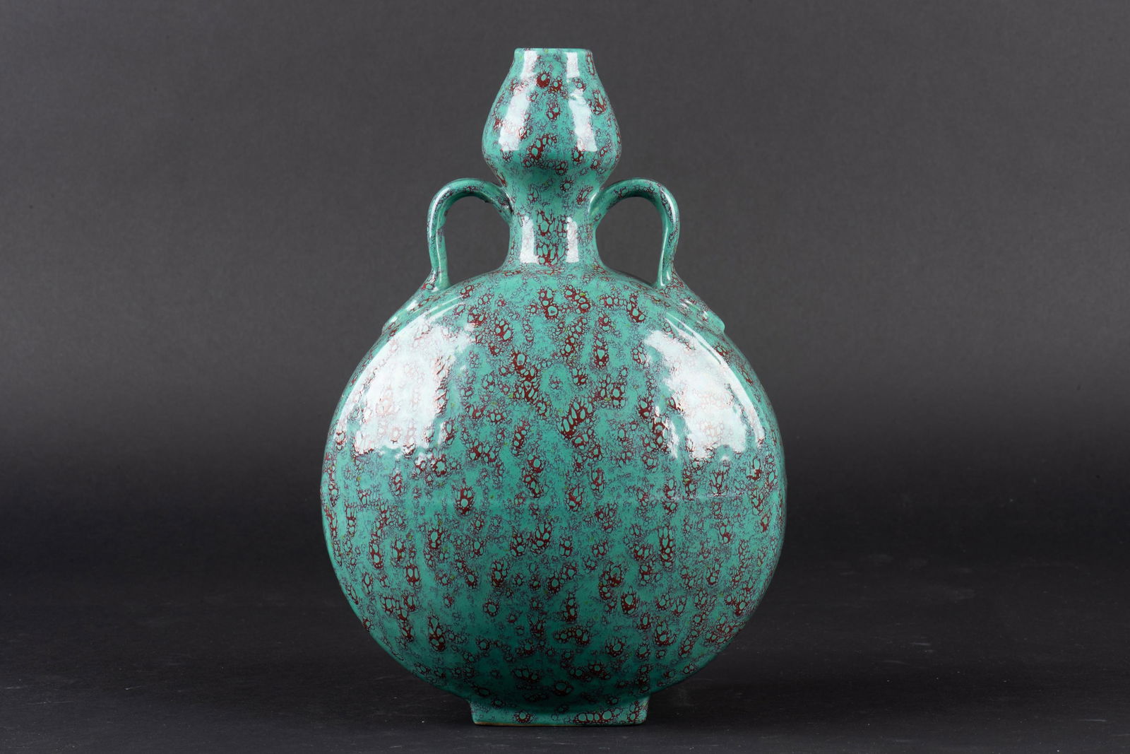 ROBIN'S EGG GLAZED MOON FLASK WITH HANDLES: 大清乾隆年製 炉钧釉半月瓶 Robin's egg glazed moon flask with handles Height: 12 in (30.5 cm) Length: 8 in (20.3 cm) Width: 5 in