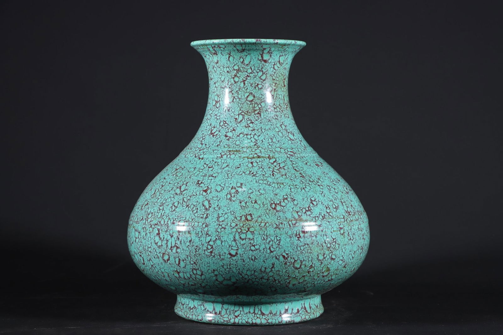 LU JUN GLAZED FLAT BELLY BOTTLE: 清代雍正炉钧釉扁肚瓶 Lu Jun glazed flat belly bottle Qing Dynasty period. height 19.6cm width 17.5cm 采用天然翡