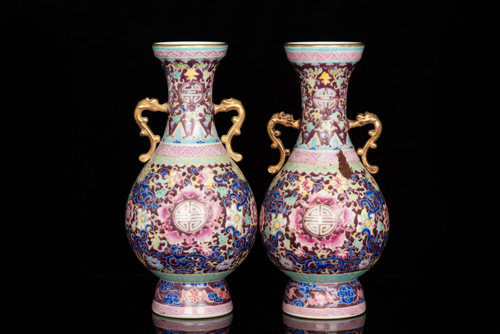 A PAIR OF FAMILLE ROSE VASE: 大清乾隆年制款 粉彩雙耳瓶一對 A PAIR OF FAMILLE ROSE VASE A PAIR OF FAMILLE ROSE VASE Height: 11 3/4 in (29.8 cm)